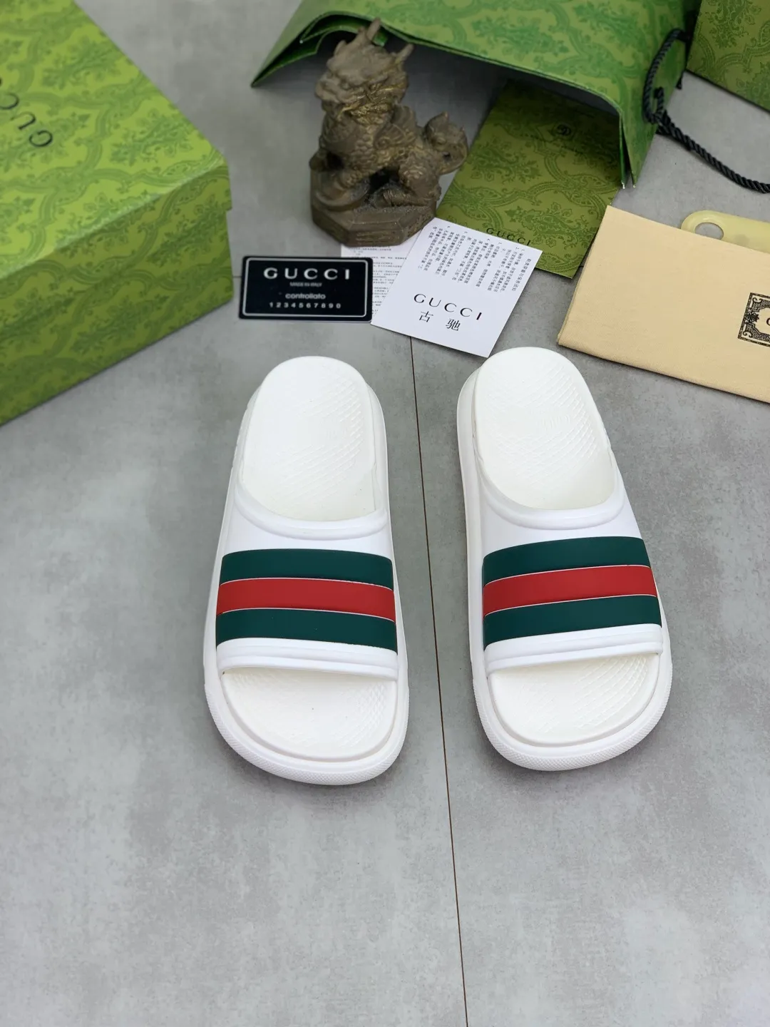 Men's Men's Shoes 💰P300💰[New Style] High Version 🎁🎁🎁 GUCCI New Year of the Snake casual slippers, original official website, perfect workmanship, transmitting a kind of noble luxury, sublimating its definition of luxury in Gucci's high-end extraordinary craftsmanship. Original Gucci double G combination outsole, code number: 35-46, complete package